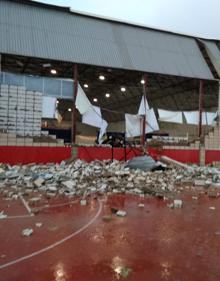 Imagen secundaria 2 - Imágenes del destrozo que ha causado el temporal en las paredes del centro deportivo. 