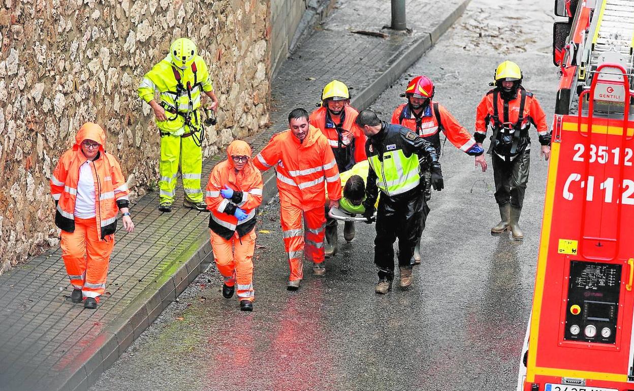 Ontinyent. Traslado de una persona rescatada de la Canterería. 