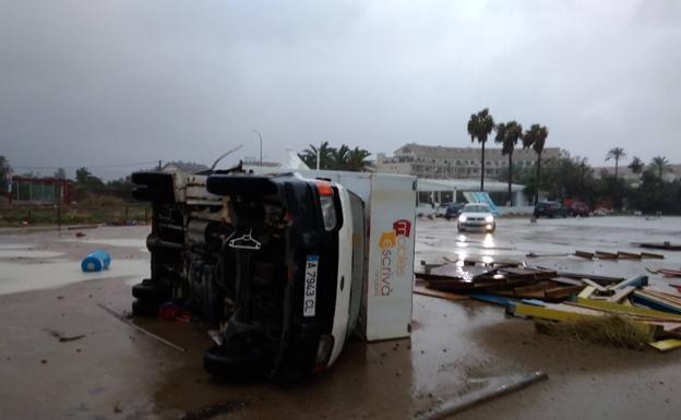 Las tormentas causan derrumbes y cortan carreteras y líneas de tren