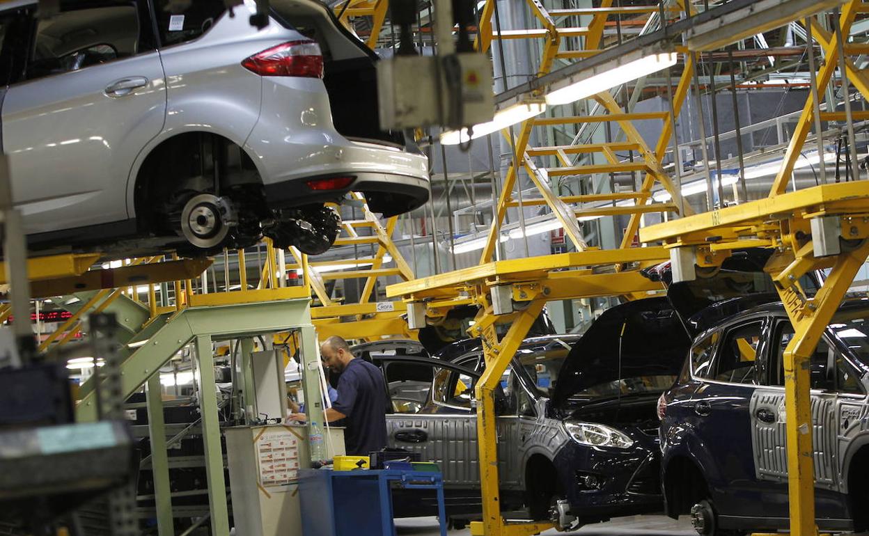 Un operario controla una de las cadenas de montaje de la factoría Ford en Almussafes. 