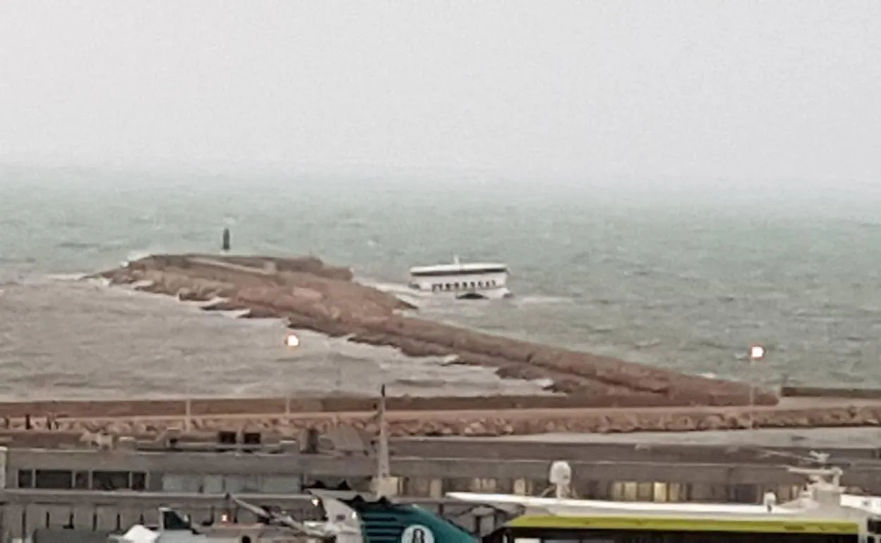 El barco encallado en Dénia se ha hundido un metro más aproximadamente durante la noche. 