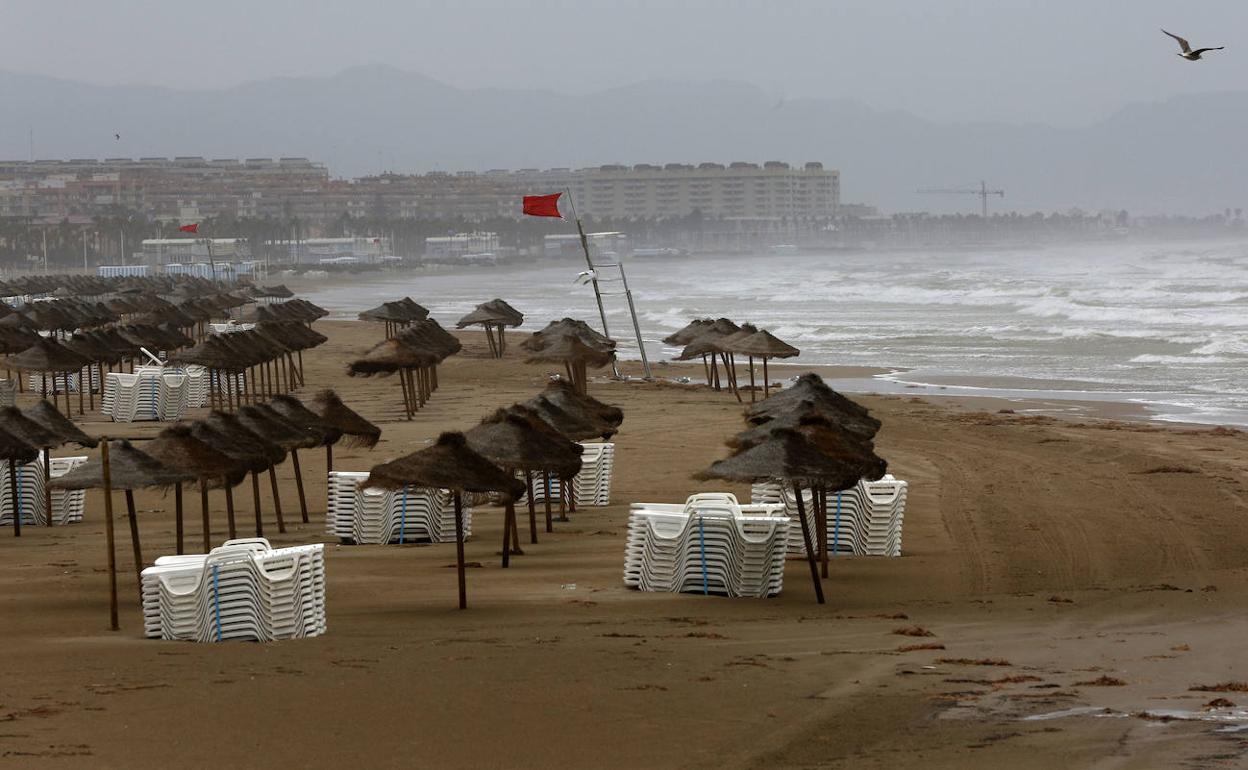 El temporal de este viernes, en la playa de la Malvarrosa.