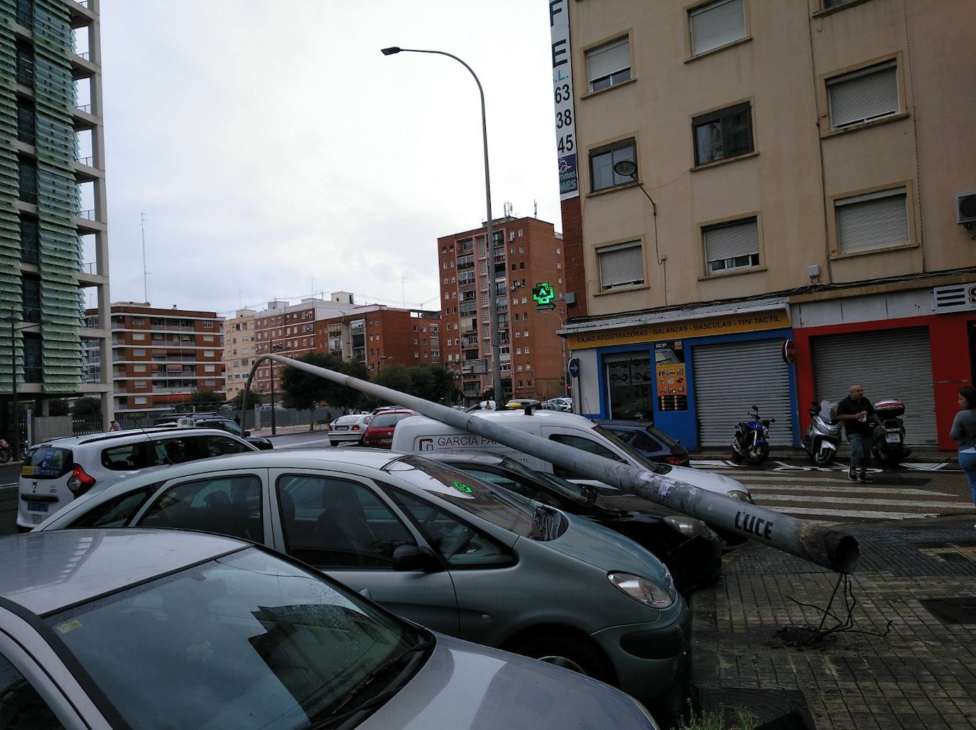 Fotos: El fuerte viento tumba una farola frente a la Ciudad Administrativa de Valencia