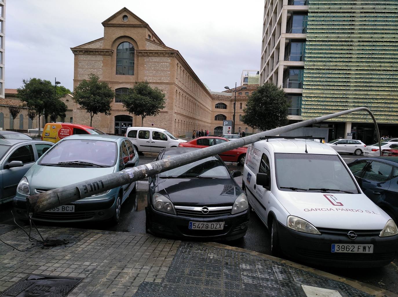 Fotos: El fuerte viento tumba una farola frente a la Ciudad Administrativa de Valencia