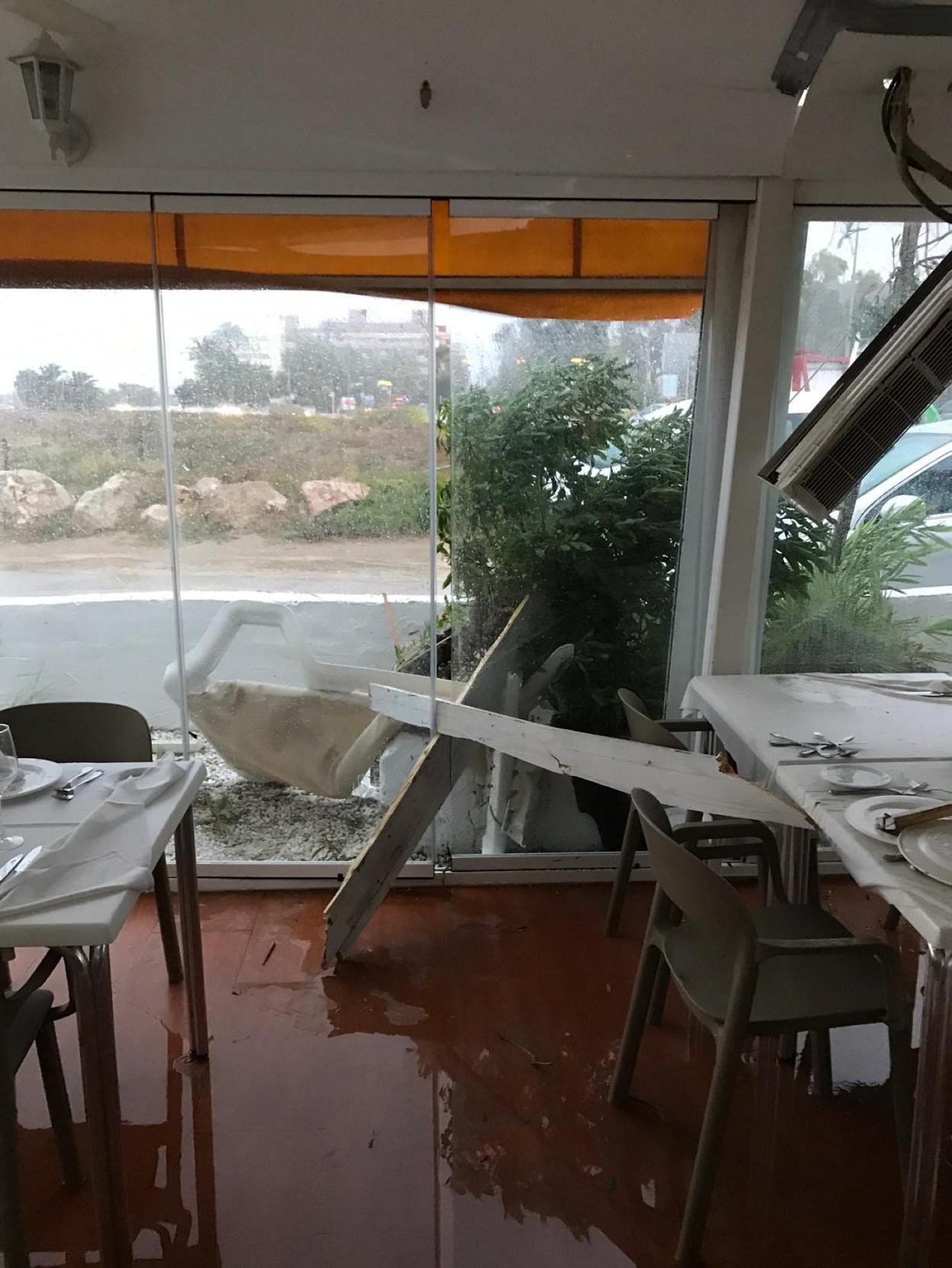 DÉNIA
Los daños que causó el
tornado en uno de los
comedores del local.
