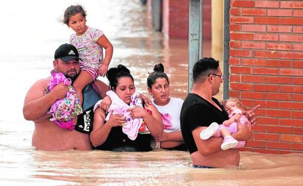 Vecinos de uno de los barrios más afectados de Almoradí. 