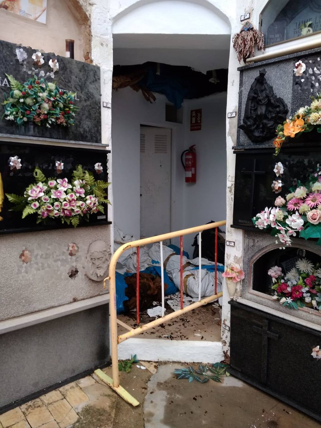 Fotos: Cadáveres momificados caen al suelo del antiguo osario del cementerio de Dénia