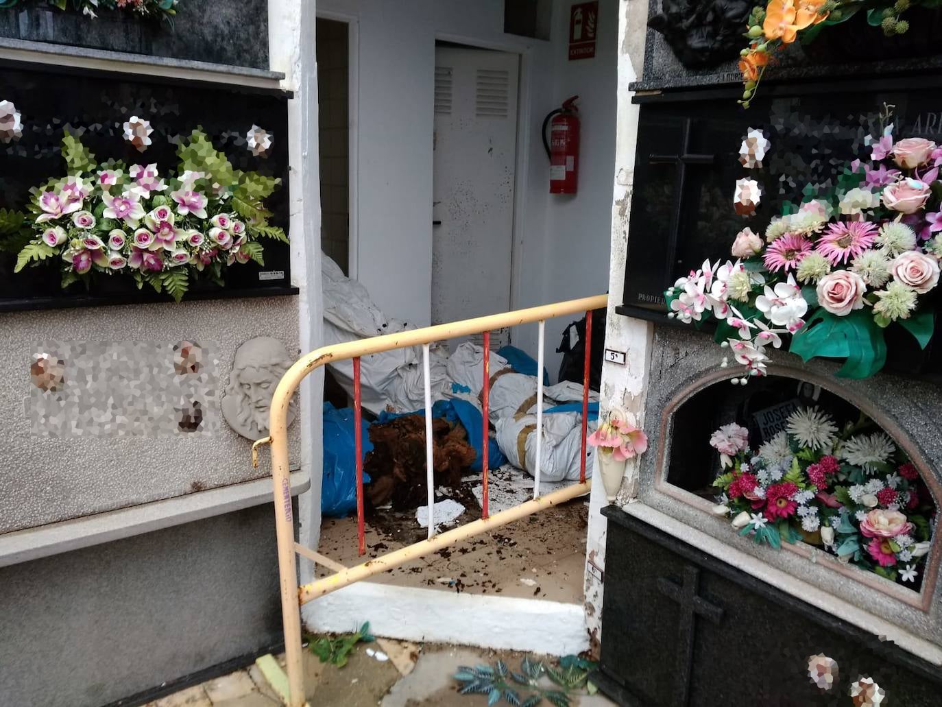 Fotos: Cadáveres momificados caen al suelo del antiguo osario del cementerio de Dénia