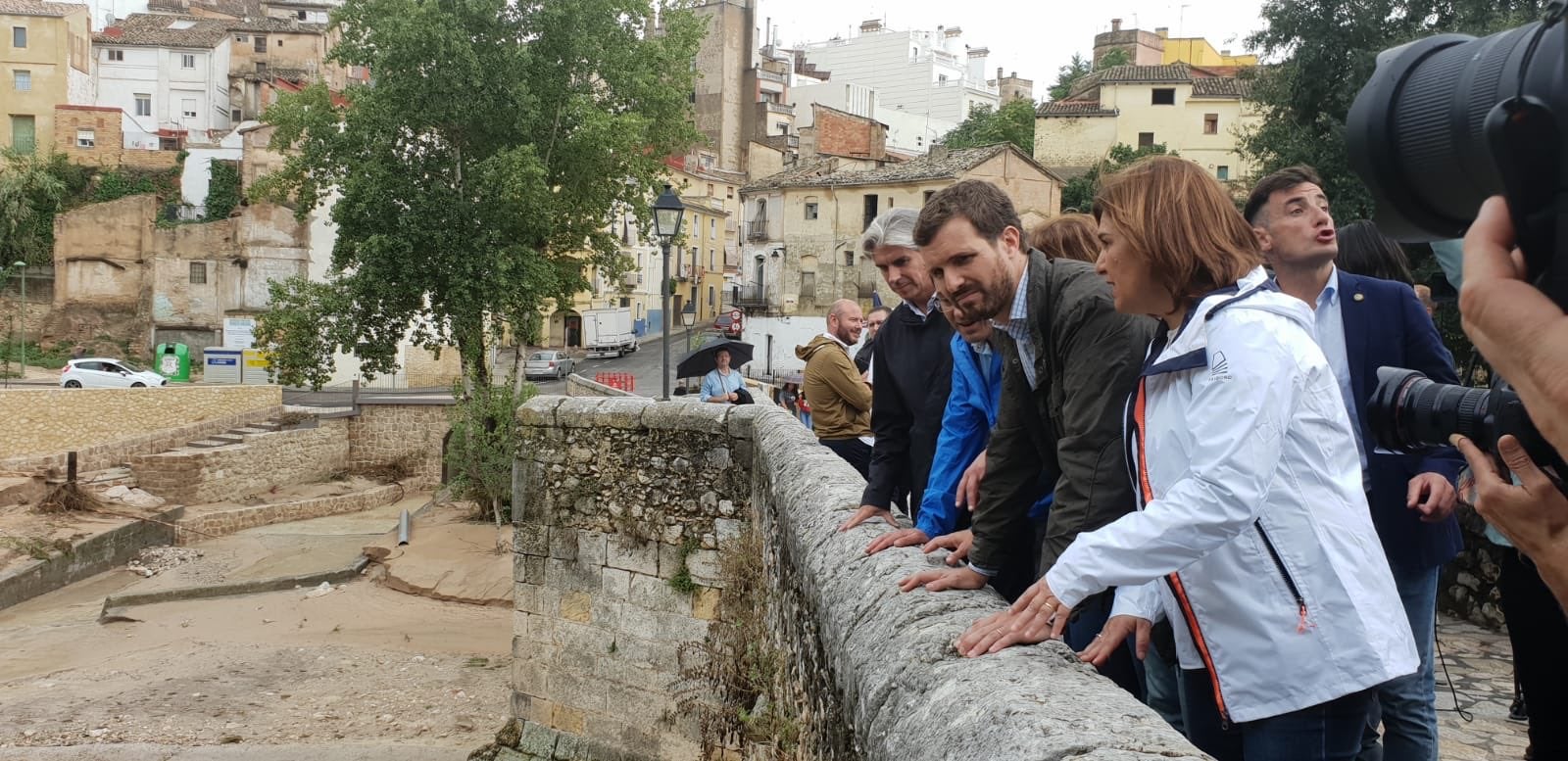 Fotos: Los políticos visitan las zonas más afectadas por la DANA en la Comunitat