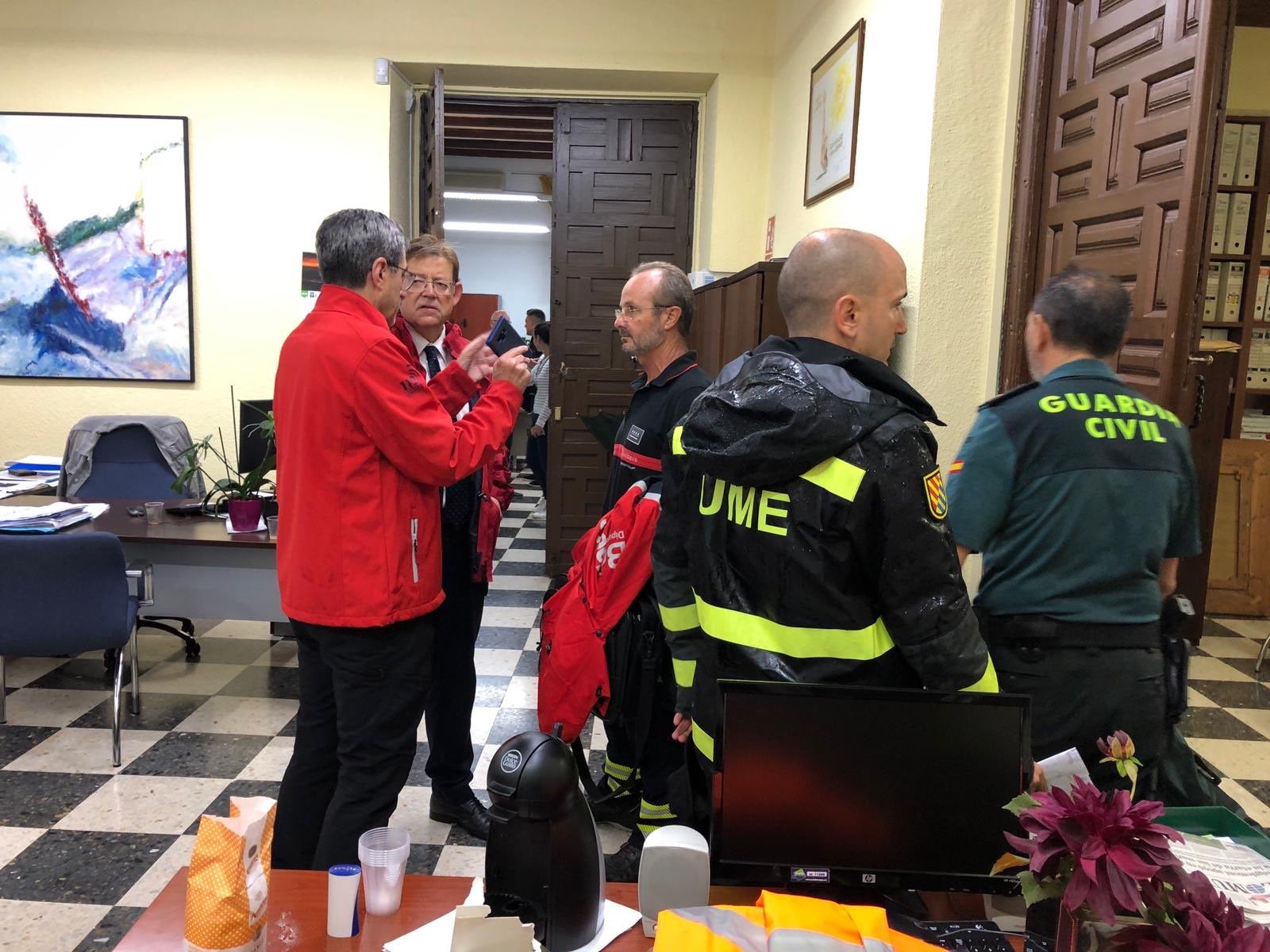 Fotos: Los políticos visitan las zonas más afectadas por la DANA en la Comunitat