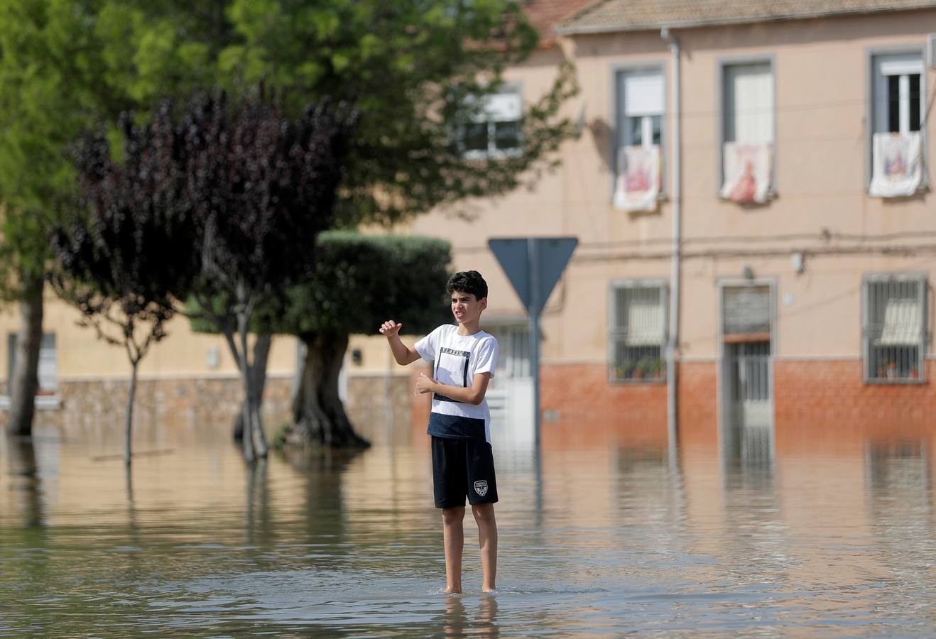 Un niño, con el agua por los tobillos en Dolores (Alicante).