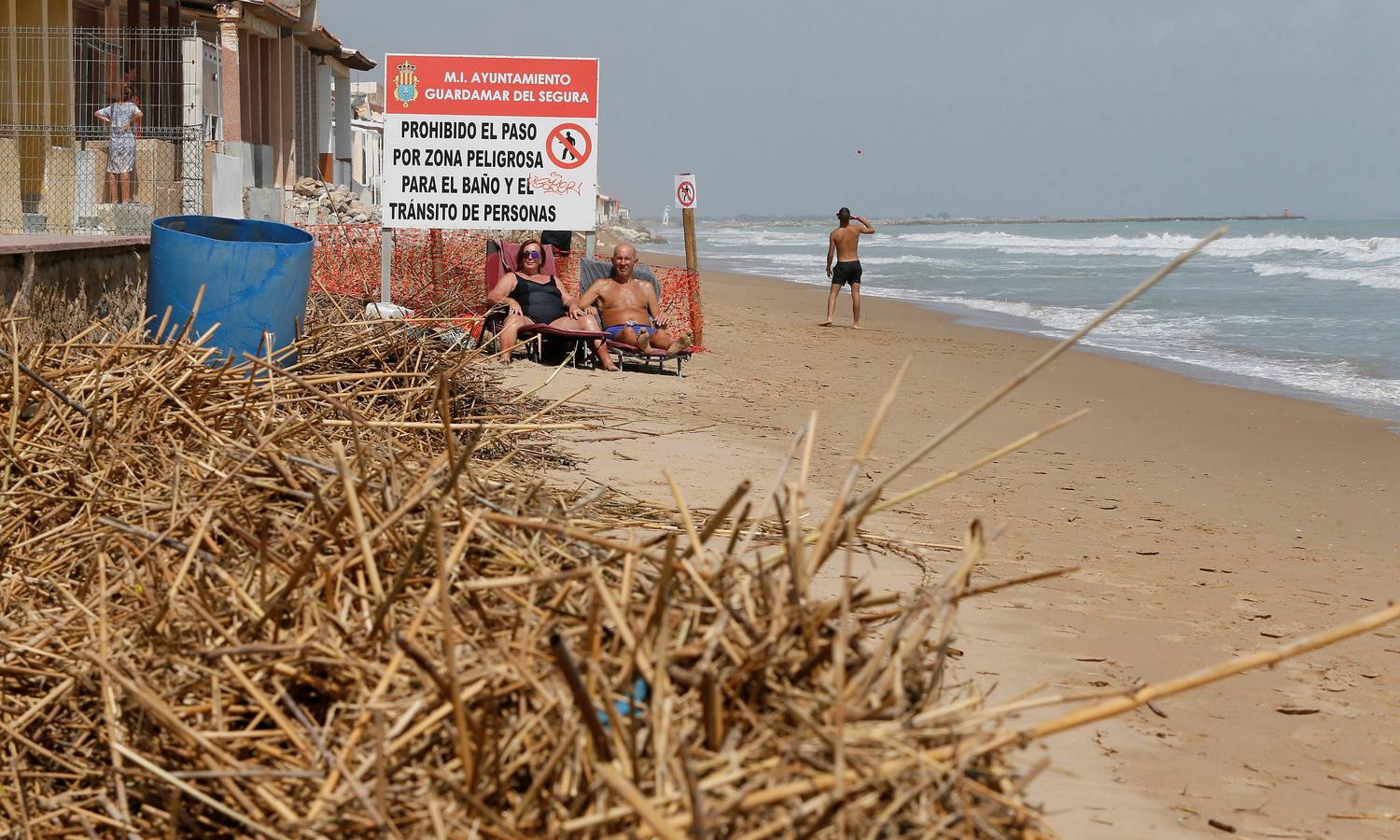 Algunos bañistas, de nuevo en la playa en Guardamar del Segura.