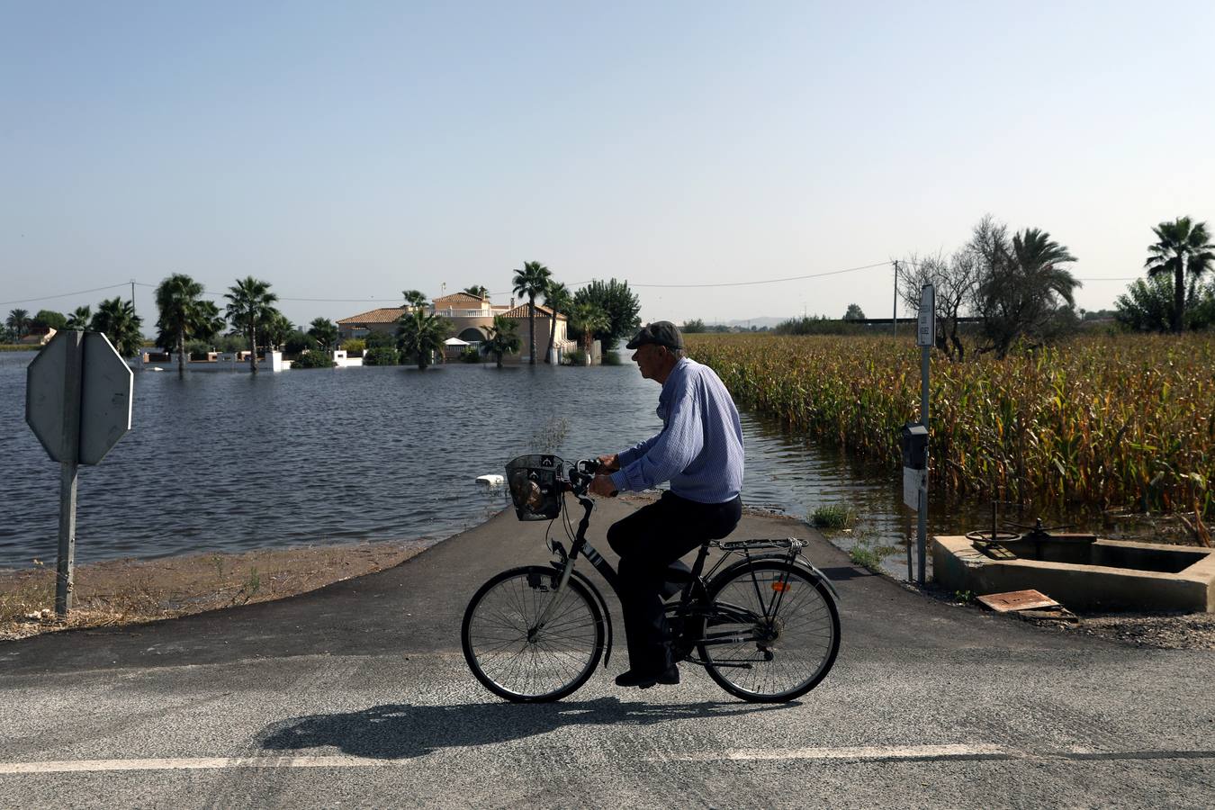 Un hombre, junto a un camino inundado en Dolores.