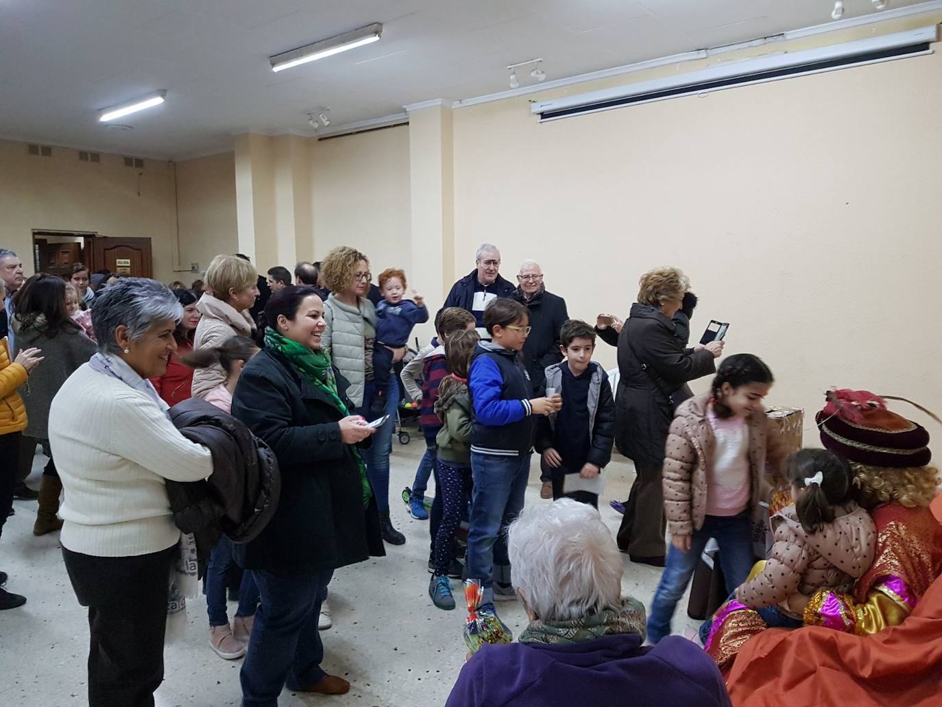 Celebración navideña en el edificio, con la llegada del cartero real para recoger las cartas de los más pequeños.
