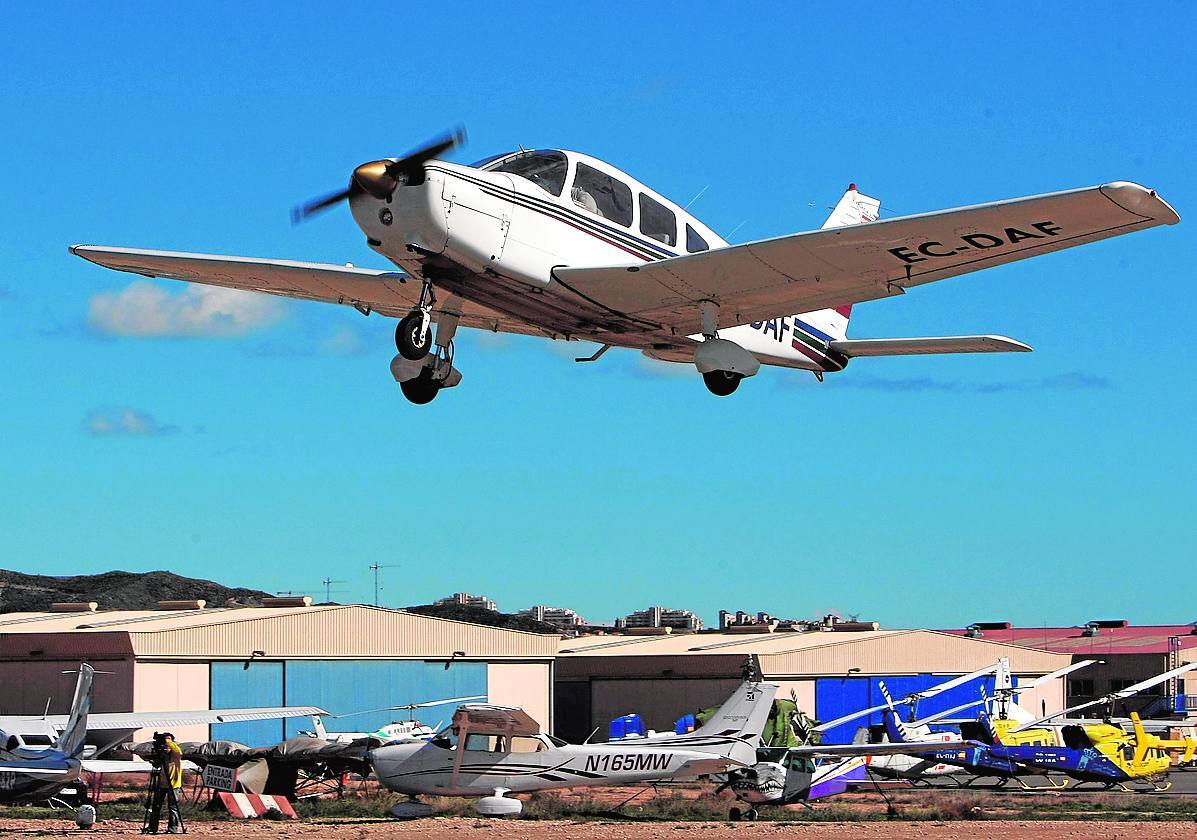 Una avioneta, llegando al aeródromo de Mutxamel, lugar de destino del aparato accidentado.