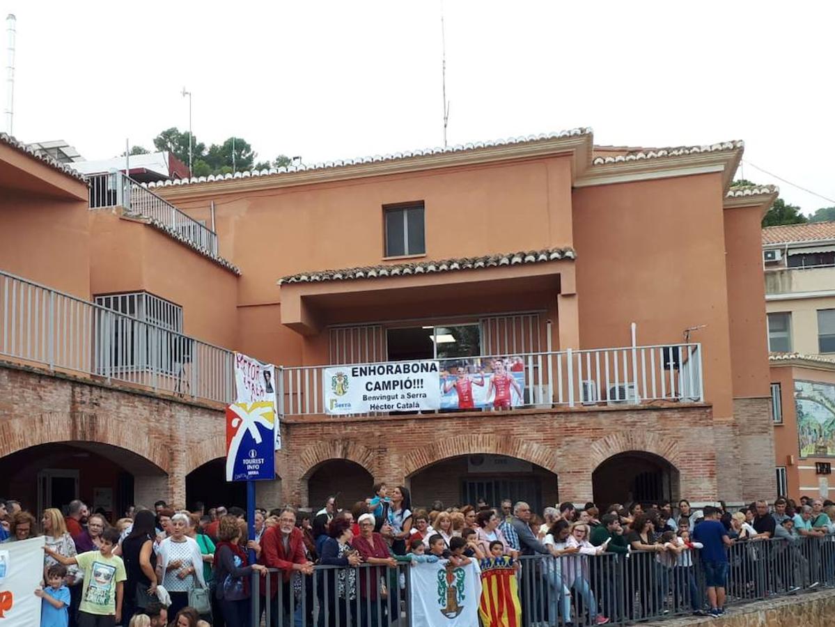 Serra se organizó el pasado sábado para rendir un cálido homenaje a Héctor Catalá, quien volvía a casa después de ganar el Mundial en Suiza y la Copa del Mundo en Cataluña y conseguir la medalla de plata en el campeonato de Europa celebrado en Valencia. El pueblo acudió para recibir con una sorpresa ante el Ayuntamiento a su deportista más internacional. El acto estuvo a la altura de las grandes estrellas. Un centenar de vecinos y amigos de Héctor se dieron cita para festejar la gran gesta conseguida por el paratriatleta. La fiesta acabó con una alegría final por parte de la alcaldesa Alicia Tusón, quien quiso anunciar ante todos que tras la futura remodelación del polideportivo pasará a llevar el nombre de Héctor Catalá. El paratriatleta, emocionado, agradeció el homenaje y la estima de un evento en el que se respiraba la emoción y confianza de que el serrano coseche un nuevo gran triunfo en los próximos Juegos Paralímpicos de Tokio 2020.