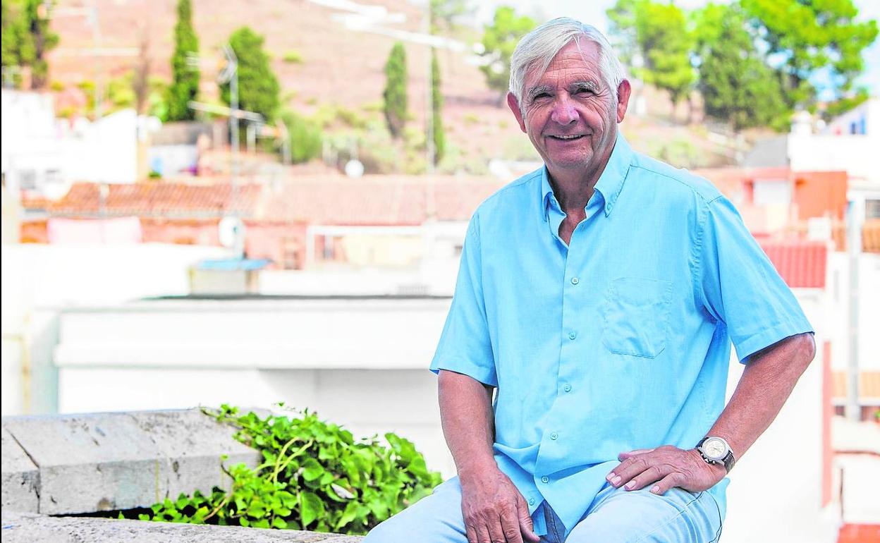 Vicente Ribelles, en El Puig, con la montaña de la Patà al fondo. 