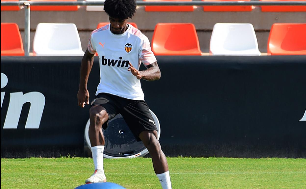 Thierry Rendall Correia, en el entrenamiento de este lunes en Paterna. 