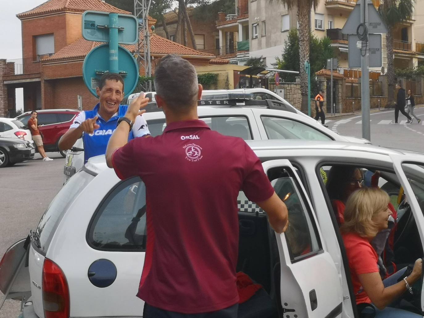 Serra se organizó el pasado sábado para rendir un cálido homenaje a Héctor Catalá, quien volvía a casa después de ganar el Mundial en Suiza y la Copa del Mundo en Cataluña y conseguir la medalla de plata en el campeonato de Europa celebrado en Valencia. El pueblo acudió para recibir con una sorpresa ante el Ayuntamiento a su deportista más internacional. El acto estuvo a la altura de las grandes estrellas. Un centenar de vecinos y amigos de Héctor se dieron cita para festejar la gran gesta conseguida por el paratriatleta. La fiesta acabó con una alegría final por parte de la alcaldesa Alicia Tusón, quien quiso anunciar ante todos que tras la futura remodelación del polideportivo pasará a llevar el nombre de Héctor Catalá. El paratriatleta, emocionado, agradeció el homenaje y la estima de un evento en el que se respiraba la emoción y confianza de que el serrano coseche un nuevo gran triunfo en los próximos Juegos Paralímpicos de Tokio 2020.