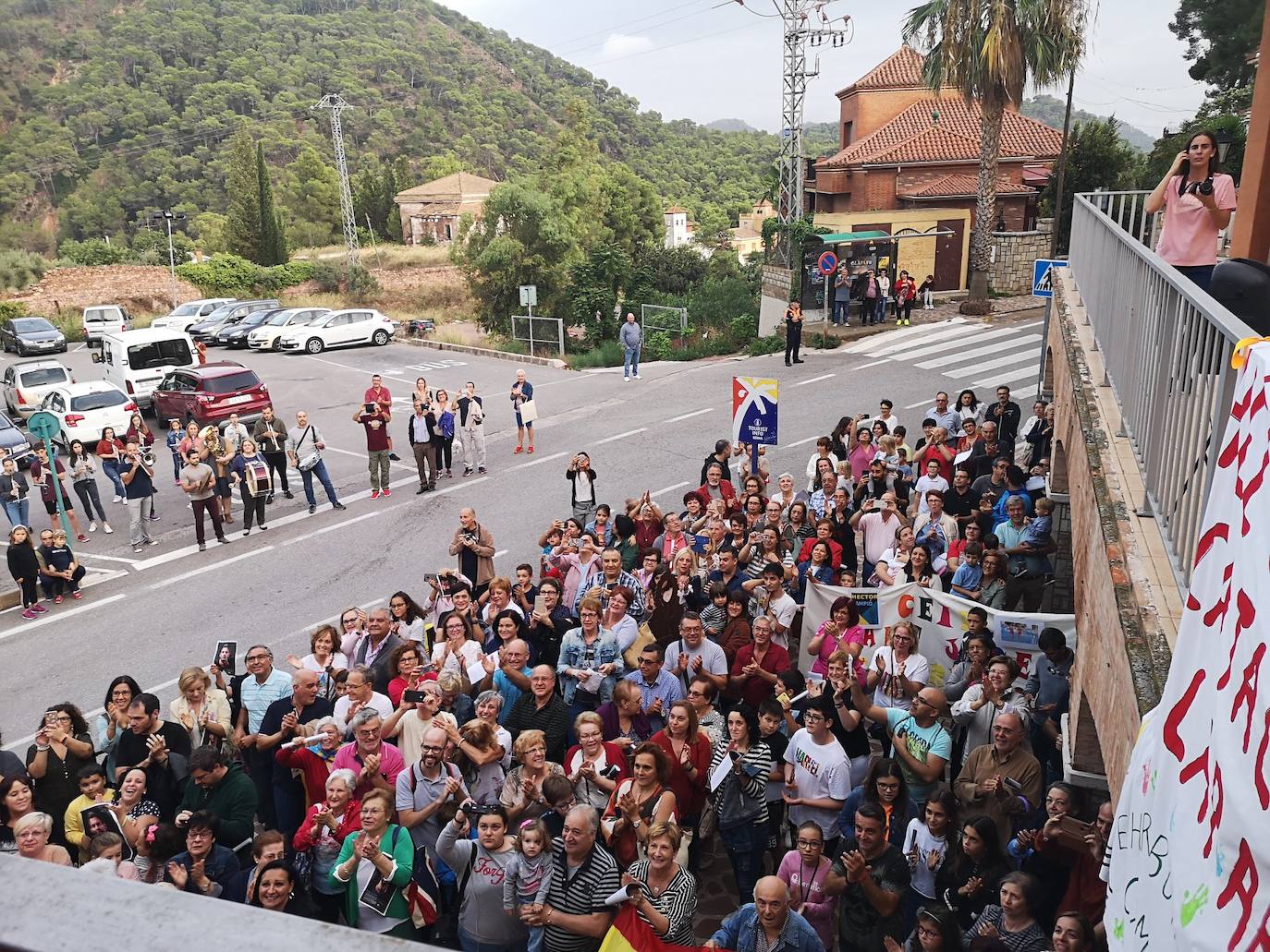 Serra se organizó el pasado sábado para rendir un cálido homenaje a Héctor Catalá, quien volvía a casa después de ganar el Mundial en Suiza y la Copa del Mundo en Cataluña y conseguir la medalla de plata en el campeonato de Europa celebrado en Valencia. El pueblo acudió para recibir con una sorpresa ante el Ayuntamiento a su deportista más internacional. El acto estuvo a la altura de las grandes estrellas. Un centenar de vecinos y amigos de Héctor se dieron cita para festejar la gran gesta conseguida por el paratriatleta. La fiesta acabó con una alegría final por parte de la alcaldesa Alicia Tusón, quien quiso anunciar ante todos que tras la futura remodelación del polideportivo pasará a llevar el nombre de Héctor Catalá. El paratriatleta, emocionado, agradeció el homenaje y la estima de un evento en el que se respiraba la emoción y confianza de que el serrano coseche un nuevo gran triunfo en los próximos Juegos Paralímpicos de Tokio 2020.