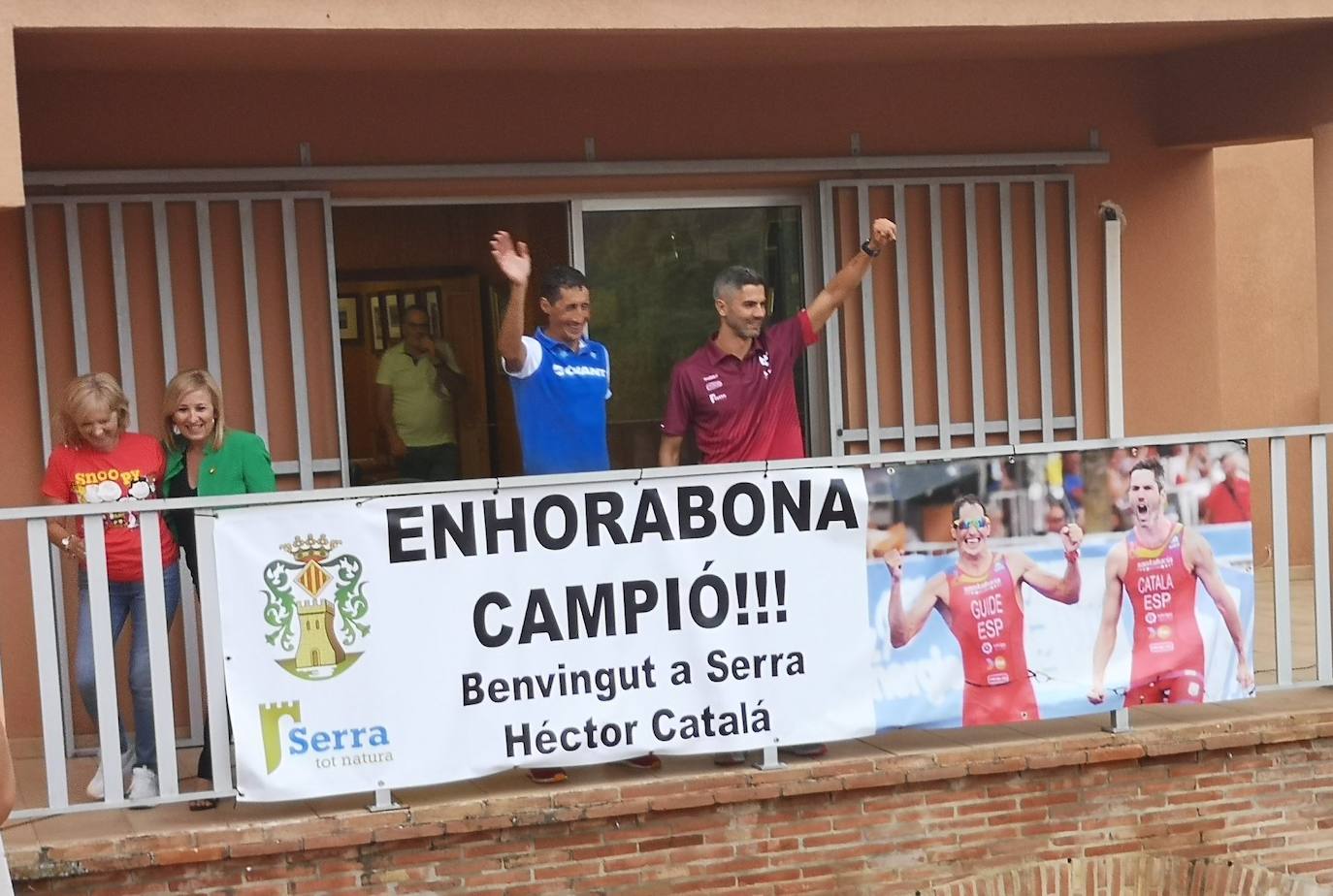 Serra se organizó el pasado sábado para rendir un cálido homenaje a Héctor Catalá, quien volvía a casa después de ganar el Mundial en Suiza y la Copa del Mundo en Cataluña y conseguir la medalla de plata en el campeonato de Europa celebrado en Valencia. El pueblo acudió para recibir con una sorpresa ante el Ayuntamiento a su deportista más internacional. El acto estuvo a la altura de las grandes estrellas. Un centenar de vecinos y amigos de Héctor se dieron cita para festejar la gran gesta conseguida por el paratriatleta. La fiesta acabó con una alegría final por parte de la alcaldesa Alicia Tusón, quien quiso anunciar ante todos que tras la futura remodelación del polideportivo pasará a llevar el nombre de Héctor Catalá. El paratriatleta, emocionado, agradeció el homenaje y la estima de un evento en el que se respiraba la emoción y confianza de que el serrano coseche un nuevo gran triunfo en los próximos Juegos Paralímpicos de Tokio 2020.