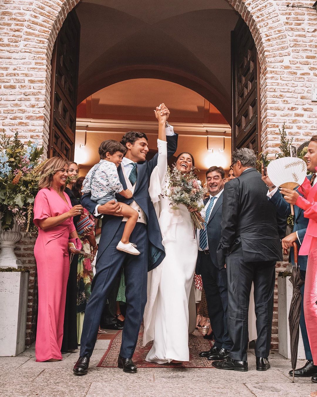 María García de Jaime y Tomás Páramo, junto a su hijo, a la salida de la ceremonia celebrada en Madrid.