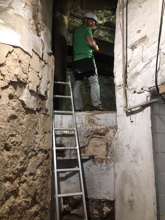 Unas obras en un edificio municipal en la plaza Doctor Collado, junto a la Lonja, han sacado a al luz otro tramo de la muralla islámica de Valencia, además de una bóveda del siglo XVI y un horno del XIX.