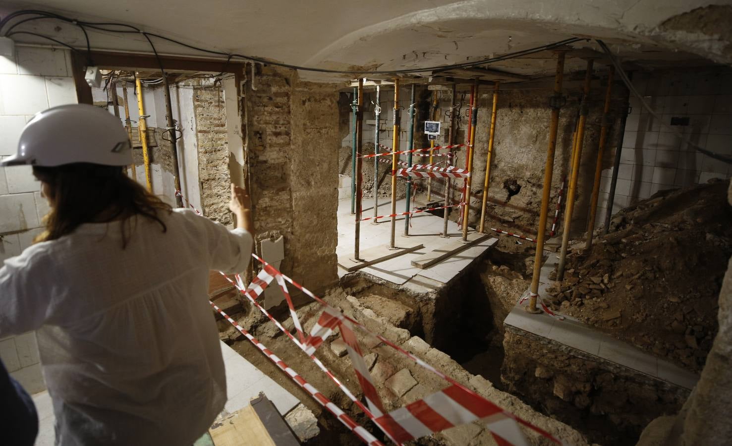 Unas obras en un edificio municipal en la plaza Doctor Collado, junto a la Lonja, han sacado a al luz otro tramo de la muralla islámica de Valencia, además de una bóveda del siglo XVI y un horno del XIX.