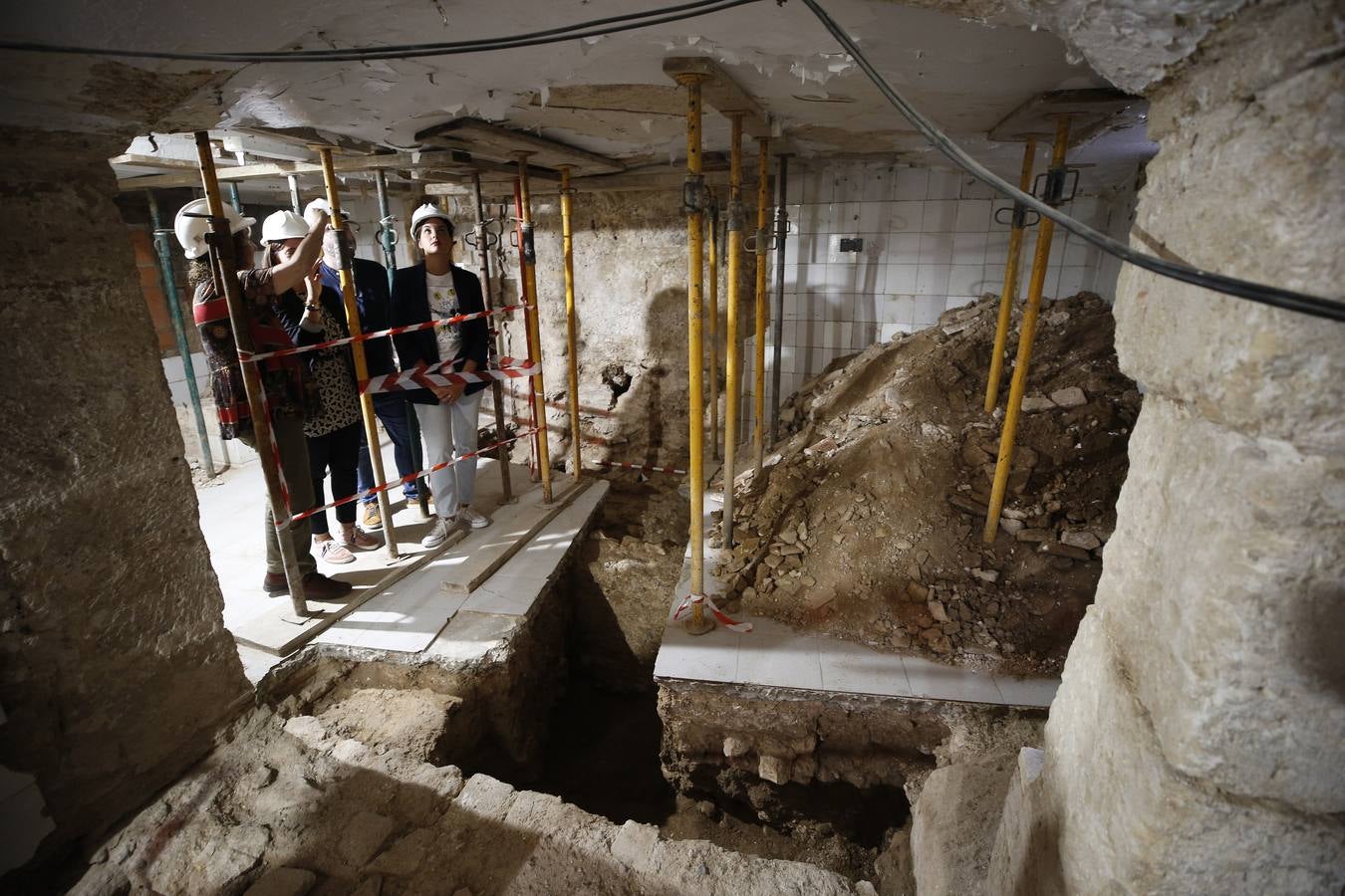 Unas obras en un edificio municipal en la plaza Doctor Collado, junto a la Lonja, han sacado a al luz otro tramo de la muralla islámica de Valencia, además de una bóveda del siglo XVI y un horno del XIX.