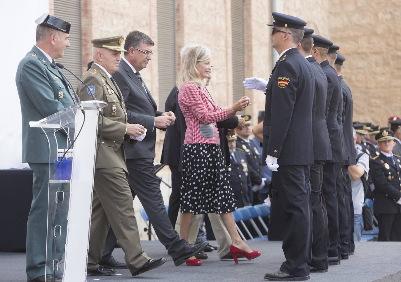 La Generalitat concede un centenar de condecoraciones en el Día de la Policía Autonómica
