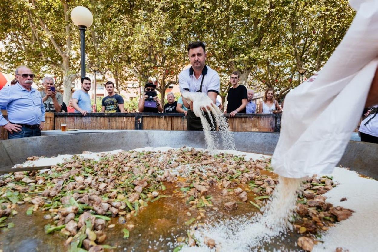 Elaboración de la paella gigante en la celebración de 2018. 