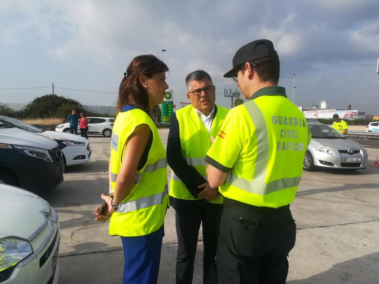 El delegado, ayer, durante la visita. 