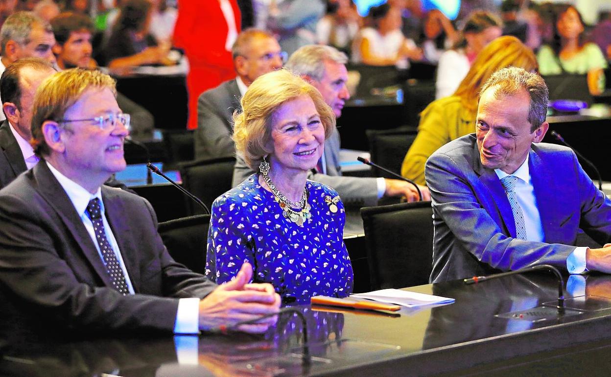 La Reina Doña Sofía, entre el presidente Ximo Puig y el ministro Pedro Duque, ayer en Valencia.
