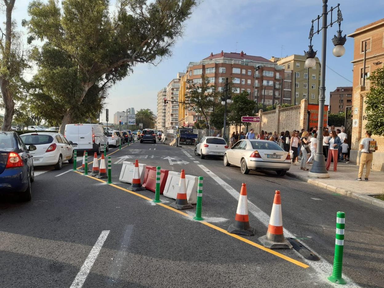 Obras y atasco a las puertas del colegio Loreto durante la entrada de los niños. 