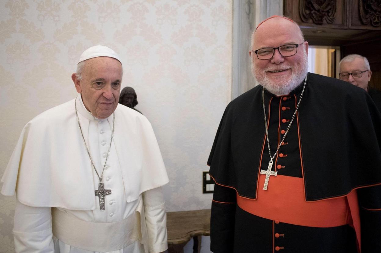 Tensión. El cardenal Reinhard Marx, presidente del rico episcopado alemán, junto al Papa Francisco en el Vaticano. 