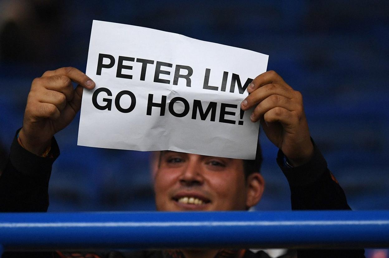 Un aficionado
muestra el cartel  'Peter Lim go home' (Peter Lim vete a casa). 