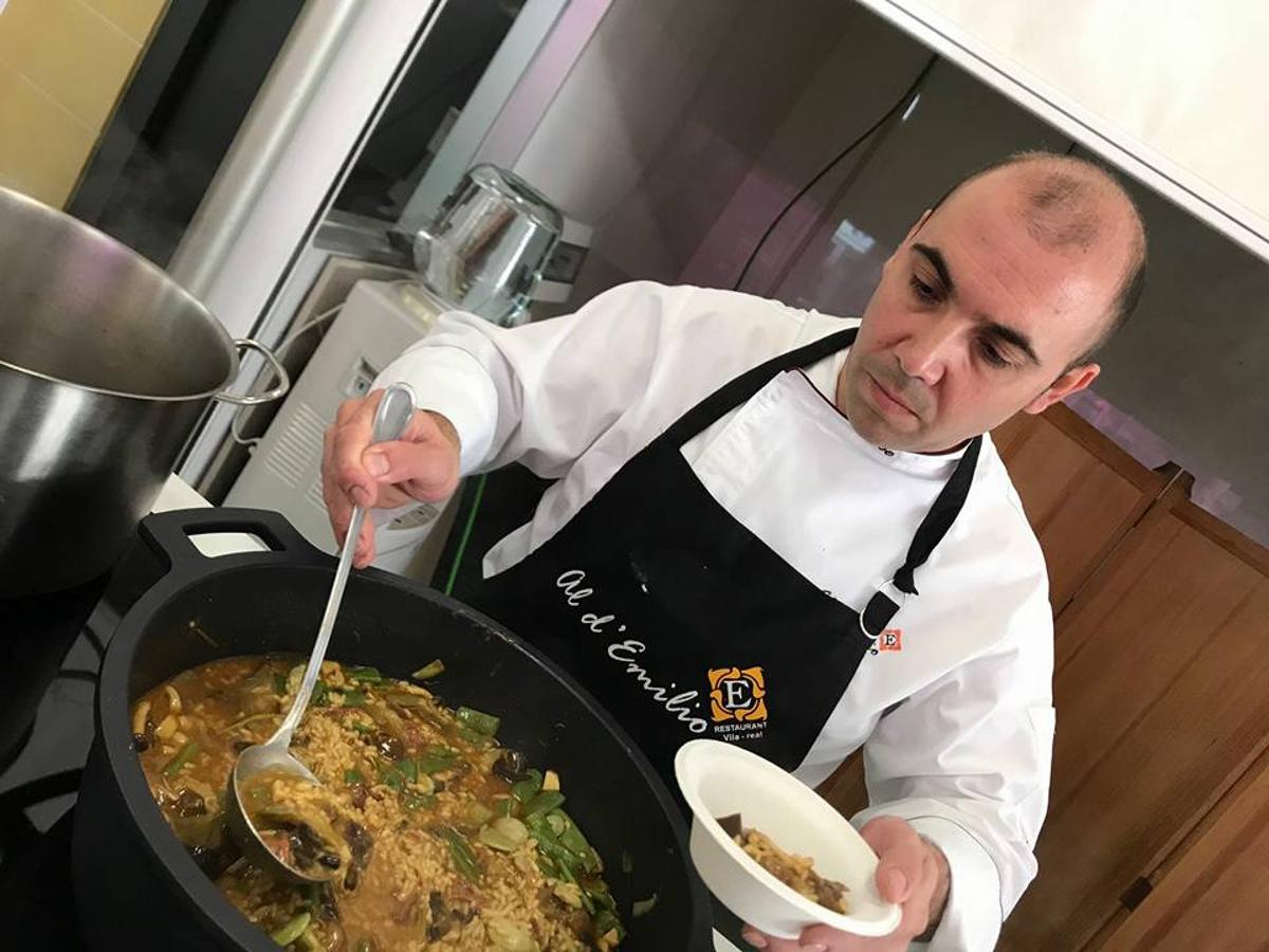 ARROZ EMPEDRAO DE VILA-REAL. El chef Emilio Miralles, del restaurante Al d'Emilio de Vila-real, cocina este plato típico castellonense.