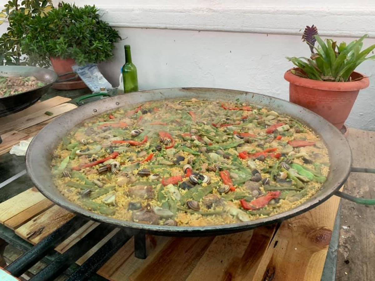 PAELLA TRADICIONAL VALENCIANA. Reto15x15 por Paco Brocal nace de la mano del chef Paco Brocal Rubio para visibilizar la paella, su tradición y el producto. Para ello, Paco y el equipo se retan a conseguir cocinar 15 paellas en diferentes ubicaciones de Valencia en las 24h del día más especial para este plato: el 20 de septiembre. Paco Brocal es un chef estudioso del arroz, con un firme compromiso con la investigación de este cereal y sus grandes posibilidades en la cocina, especialmente sensibilizado con los celiacos. Trabaja en conjunto con Matemáticos y Físicos para elaborar la fórmula científica de la Paella. Las donaciones económicas de las raciones de paellas que se degustarán durante el día 20 de septiembre se destinarán a diversas Asociaciones sin ánimo de lucro: - Adela CV Asociación Valenciana de Esclerosis Lateral Amiotrófica de la Comunidad Valenciana - Fundación Síndrome de Dravet de Valencia y @GalaSolidariaAbrazos - Casa Caridad Valencia (Paella del Ayuntamiento de Valencia) junto con World Paella Day - Damnificados del Incendio de las Islas Canarias (paella de Canarias). Además, parte del público que asistirá al reto serán: Fuerzas y Cuerpos de Seguridad del Estado, Personal de trabajos nocturnos como camioneros, trabajadores industriales, de mercados, personal sanitario, voluntarios, .... 