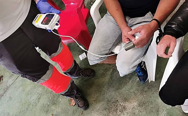 Cruz Roja de Xàbia atiende a algunos de los inmigrantes que han llegado en patera.