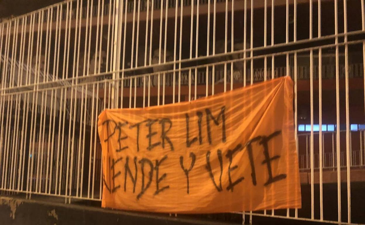 Pintadas contra Peter Lim en una de las entradas al estadio. 