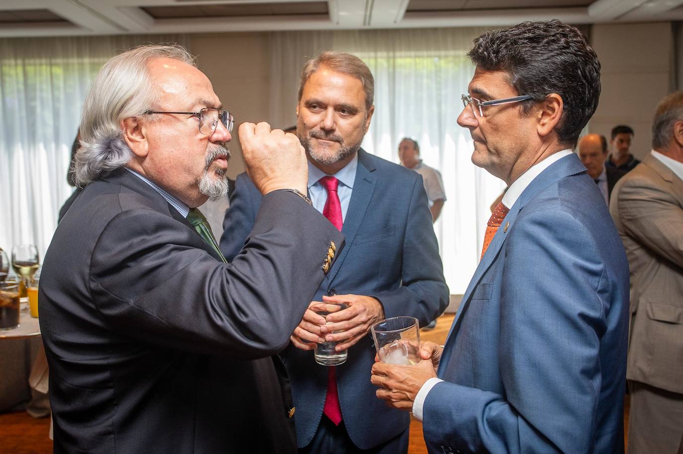 La Fundación para la Promoción de la Agronomía del Colegio Oficial de Ingenieros Agrónomos de Levante (COIAL) ha reconocido este año con sus premios al Sindicato Central de Regantes del Acueducto Tajo Segura (SCRATS) en la categoría de Iniciativa y Desarrollo; Rural Sant Vicent Ferrer de Benaguasil, por la Innovación; y a Fernando Verdú, director general de Hermisan, premio a la Excelencia profesional. Además, el COIAL ha reconocido la Excelencia Novel del estudiante Fernando Cañamás, egresado de la Escuela de Valencia, por su proyecto de fábrica de zumo de manzana, en el TM de Benicarló. El colegio también felicita a Jordi Buforn Pascual, premio al mejor proyecto de la escuela de València, por la Fábrica de Cerveza estilo Pils en el TM de La Vila Joiosa.