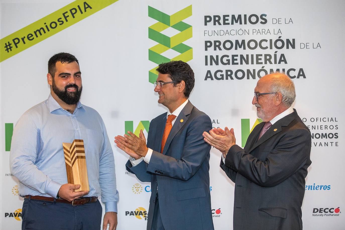 La Fundación para la Promoción de la Agronomía del Colegio Oficial de Ingenieros Agrónomos de Levante (COIAL) ha reconocido este año con sus premios al Sindicato Central de Regantes del Acueducto Tajo Segura (SCRATS) en la categoría de Iniciativa y Desarrollo; Rural Sant Vicent Ferrer de Benaguasil, por la Innovación; y a Fernando Verdú, director general de Hermisan, premio a la Excelencia profesional. Además, el COIAL ha reconocido la Excelencia Novel del estudiante Fernando Cañamás, egresado de la Escuela de Valencia, por su proyecto de fábrica de zumo de manzana, en el TM de Benicarló. El colegio también felicita a Jordi Buforn Pascual, premio al mejor proyecto de la escuela de València, por la Fábrica de Cerveza estilo Pils en el TM de La Vila Joiosa.