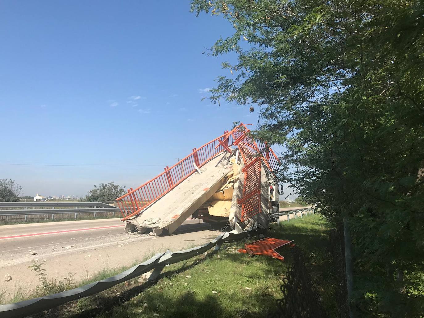 Un camión arranca la pasarela peatonal de El Saler