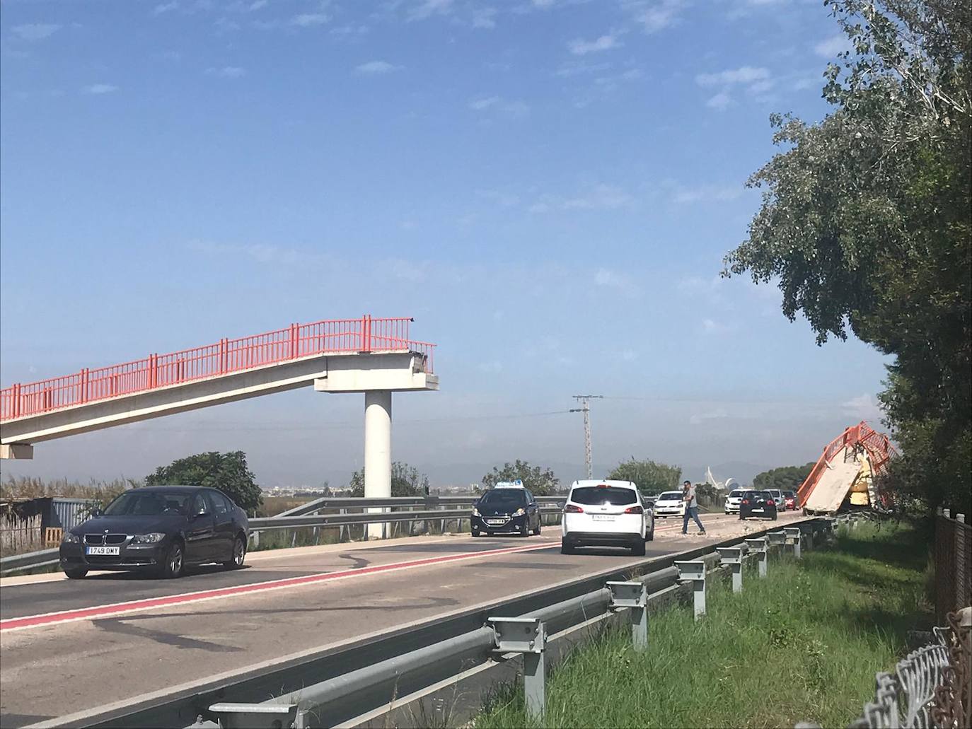 Un camión arranca la pasarela peatonal de El Saler