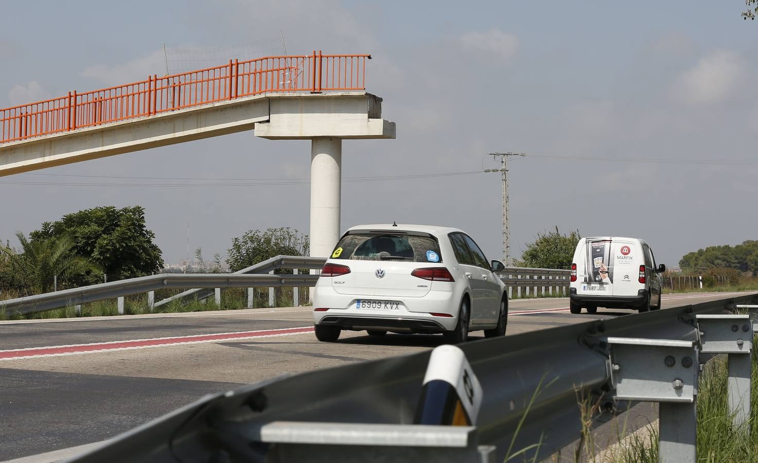 Un camión arranca la pasarela peatonal de El Saler