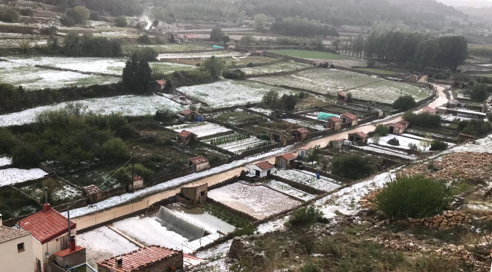 Una fuerte tormenta de granizo ha dejado hasta 77 litros en apenas dos horas en Vilafranca, cuyas calles han quedado inundadas.