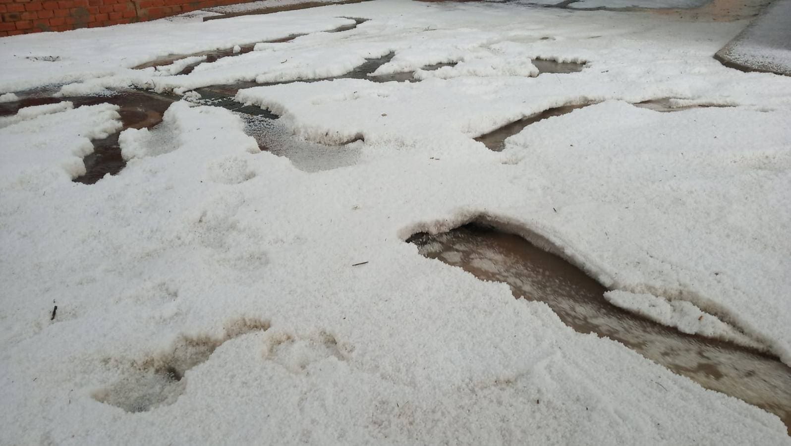 Una fuerte tormenta de granizo ha dejado hasta 77 litros en apenas dos horas en Vilafranca, cuyas calles han quedado inundadas.