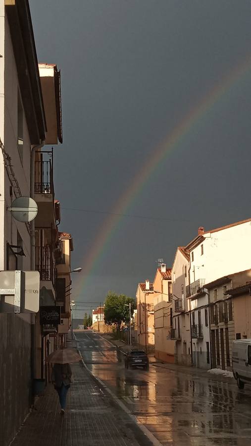 Una fuerte tormenta de granizo ha dejado hasta 77 litros en apenas dos horas en Vilafranca, cuyas calles han quedado inundadas.