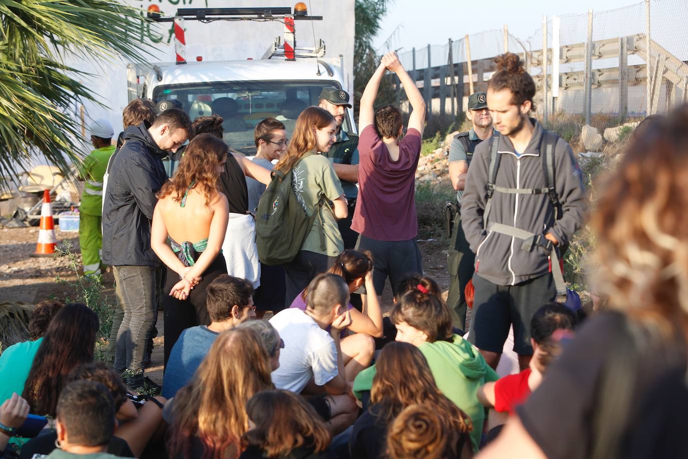 Fotos: La Guardia Civil desaloja la alquería del Forn de la Barraca y comienza su derribo