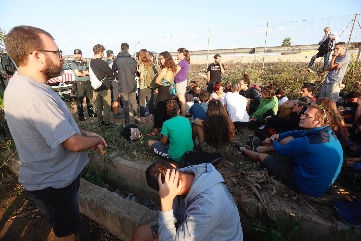 Fotos: La Guardia Civil desaloja la alquería del Forn de la Barraca y comienza su derribo